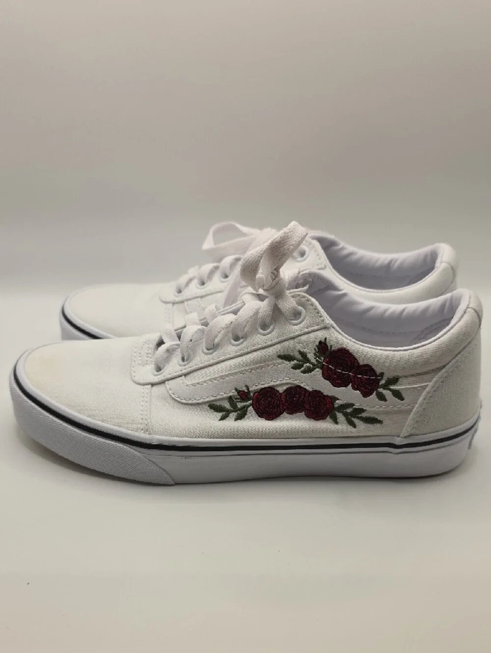 Womens White VANS Canvas W/ Red Rose Embroidery Low Top Sneakers Size 8.5